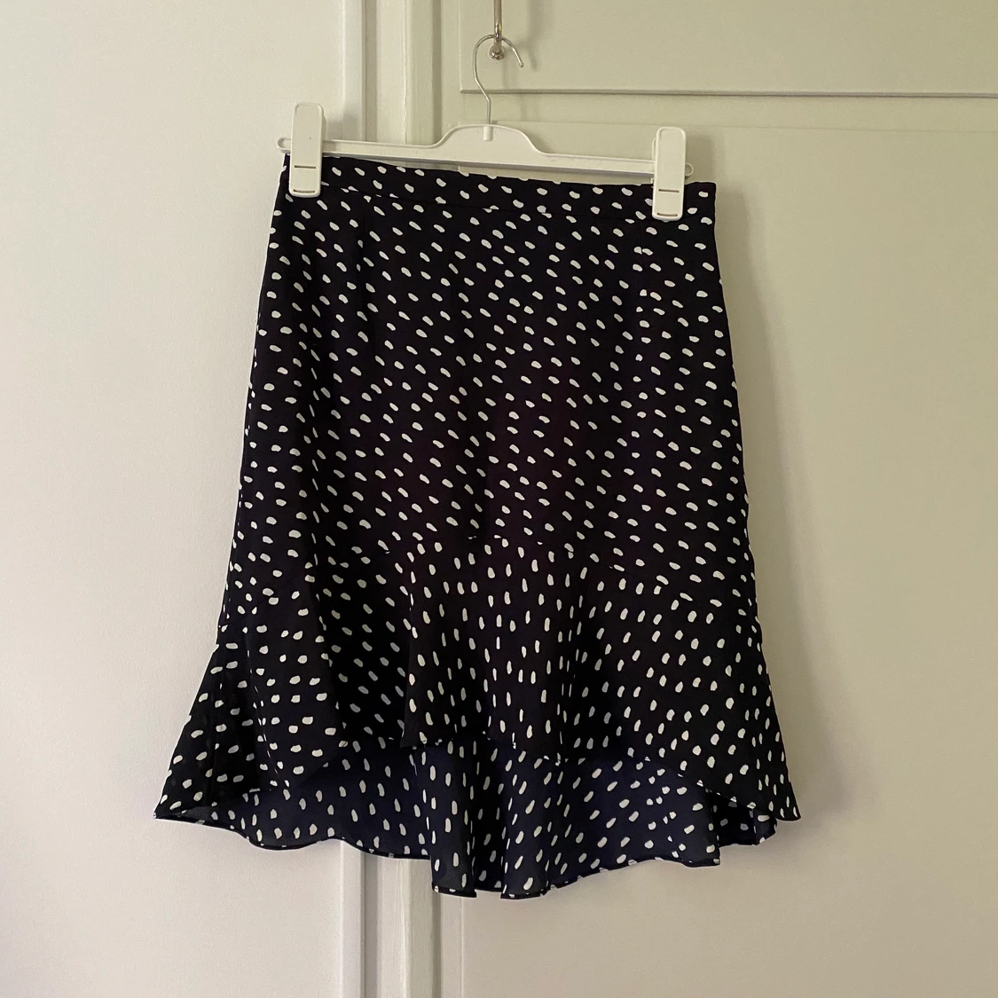 Marinblå prickig kjol