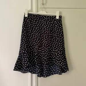 Marinblå, prickig kjol från HM i storlek 40. Superfin till sommaren. Köparen står för ev. frakt!