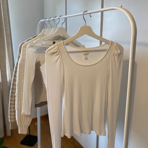 Tröja - En söt långärmad tröja med puffärmar✨ Ribbat material, inget slitage, superbra skick. Kom pm för fler bilder! Du står för frakt!💗