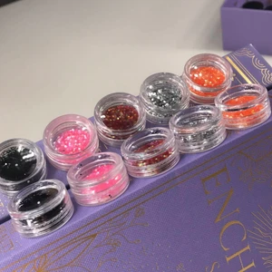 Nagelglitter  - Aldrig använda eftersom jag ba inte fått användning för dom❤️  Säljer alla tsm för 50kr🥰