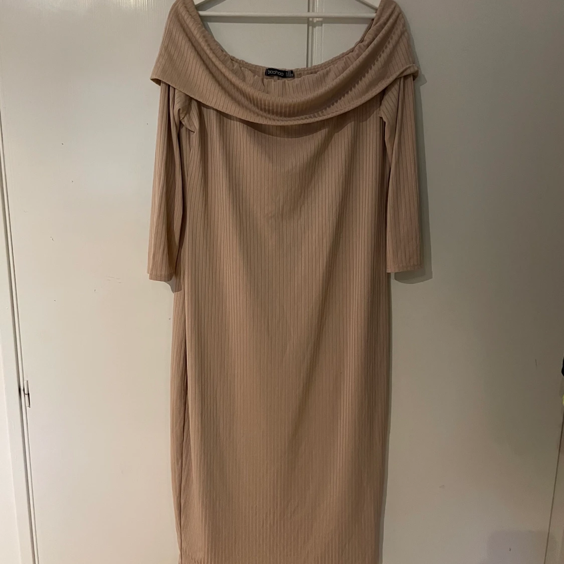 Beigeaktig klänning från Boohoo 