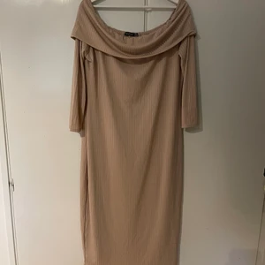 Beigeaktig klänning från Boohoo  - Beigeaktig klänning från Boohoo. Oanvänt. 