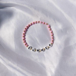 Sommar armband  - Summer armband 💗✨  - 49 kr 🤍  - frakt på 15 kr tillkommer ✨  Kontakta mig vid frågor eller köp! 🥰🥰