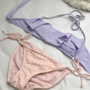 Pastell-bikinis - Säljer separat eller ihop! Topp är bandå med avtagbart snöre vid nacken, i storlek M. Bikiniunderdelen har fortfarande lapp kvar, fint utklippt mönster på framdel i storlek M. Köpta i USA, därav skildrar storlekar, båda är mer S/M. 🌸 50:- per del