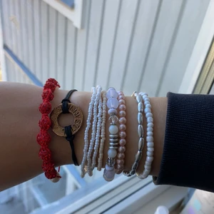 Armband - Säljer armband i olika varianter, pris varierar så skriv privat om du är intresserad💖 Säljer både separat och tillsammans:)