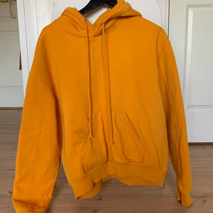 Gul hoodie - Gul hoodie från Weekday. Aningen nopprig men annars i superfint skick. Skulle behålla om den inte kraschade med min hudton (är redan lite gul i huden). Är en herr S så perfekt oversized på dam S/M.