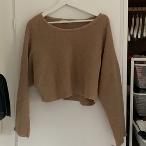 Stickad crop top - En stickad crop top med inslag av färg, använd 1 gång.