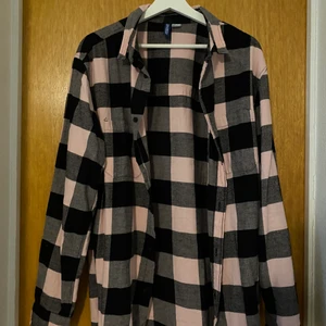 Rutig skjorta  - Rutig svart, grå och rosa skjorta från hm använd fåtal gånger