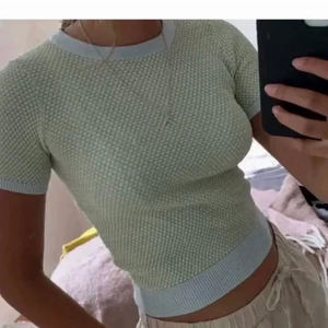 Sommar topp - Söt t-shirt o lite tjockare material. Första bilden är lånad kan skicka fler på förfrågan💞💞 I nyskick❣️