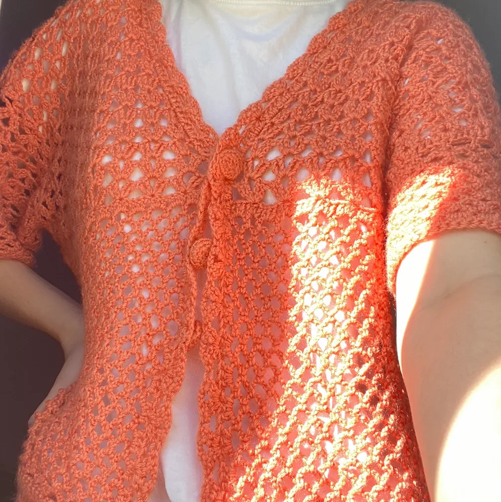 lös, stickad kofta köpt här på plick. perfekt att spicea upp en outfit! härlig orange färg :). Stickat.