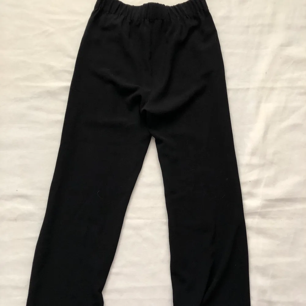 svarta kostymbyxor från Ginatricot                                            -Använda men har inga synliga tecken på detta                                            -frakt ingår. Jeans & Byxor.