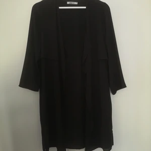 Tunn "kimono"  - Tunn kimono utan skärp, fina detaljer. Perfekt till varma sommarkvällar ☀️ köparen betalar frakt. 