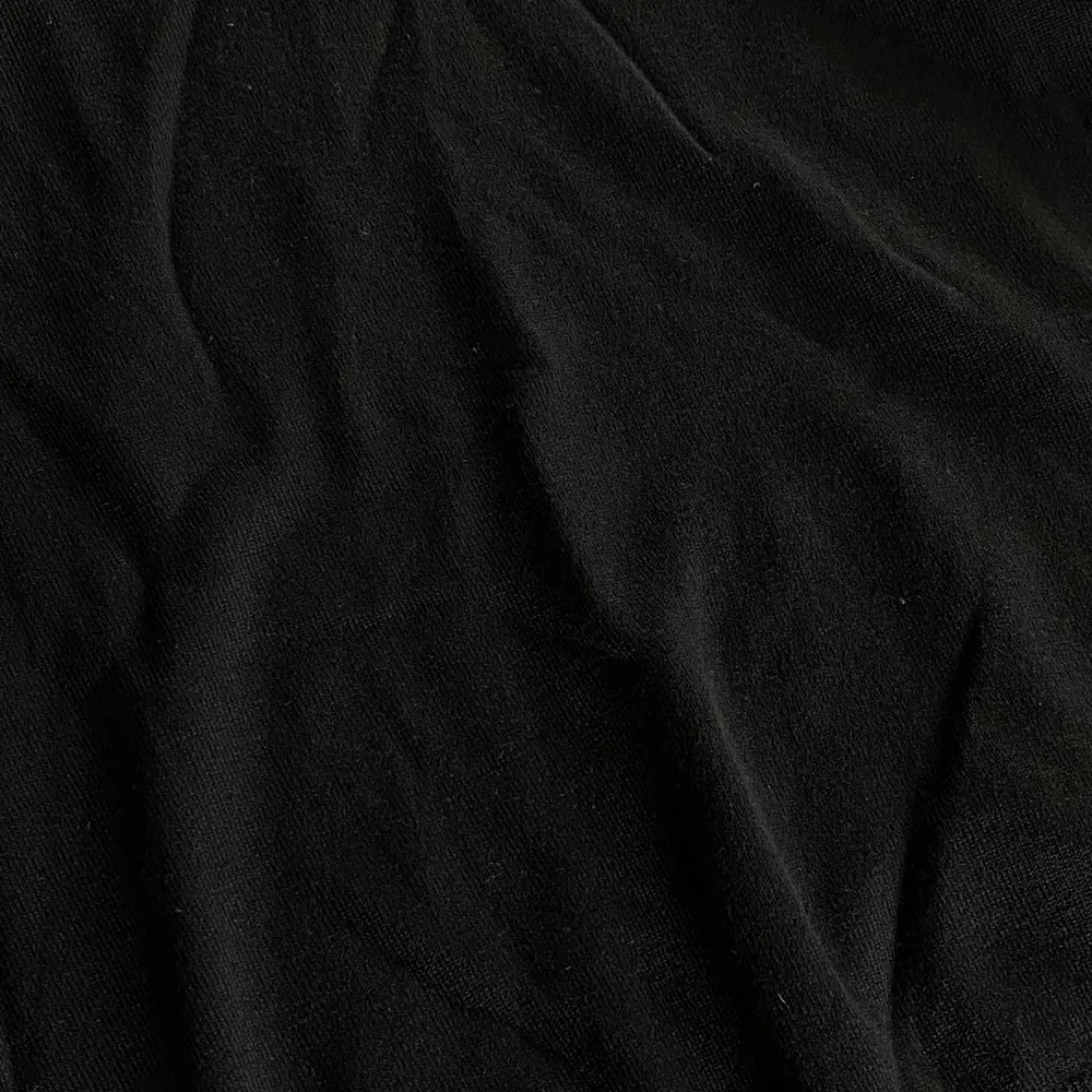 Klassisk svart polo i fint skick🖤✨ Oklar storlek men passar xs!🦋✨. Stickat.