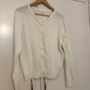 Second hand cardigan with white color and size L. Quality is used like new! Very soft and easy to wear. 