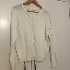 Second hand cardigan with white color and size L. Quality is used like new! Very soft and easy to wear. 
