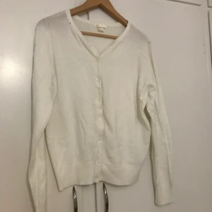 White cardigan sixe L - Second hand cardigan with white color and size L. Quality is used like new! Very soft and easy to wear. 