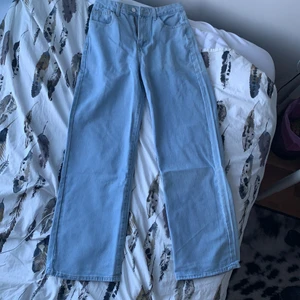 Köpta från SHEIN, strl s - Ljusblåa jeans från SHEIN, aldrig använt och är i bra skick.