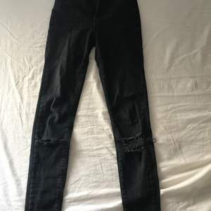 svarta skinny jeans med slitna knän high waist sällan använda katt finns i hemmet ev frakt betalar köparen 