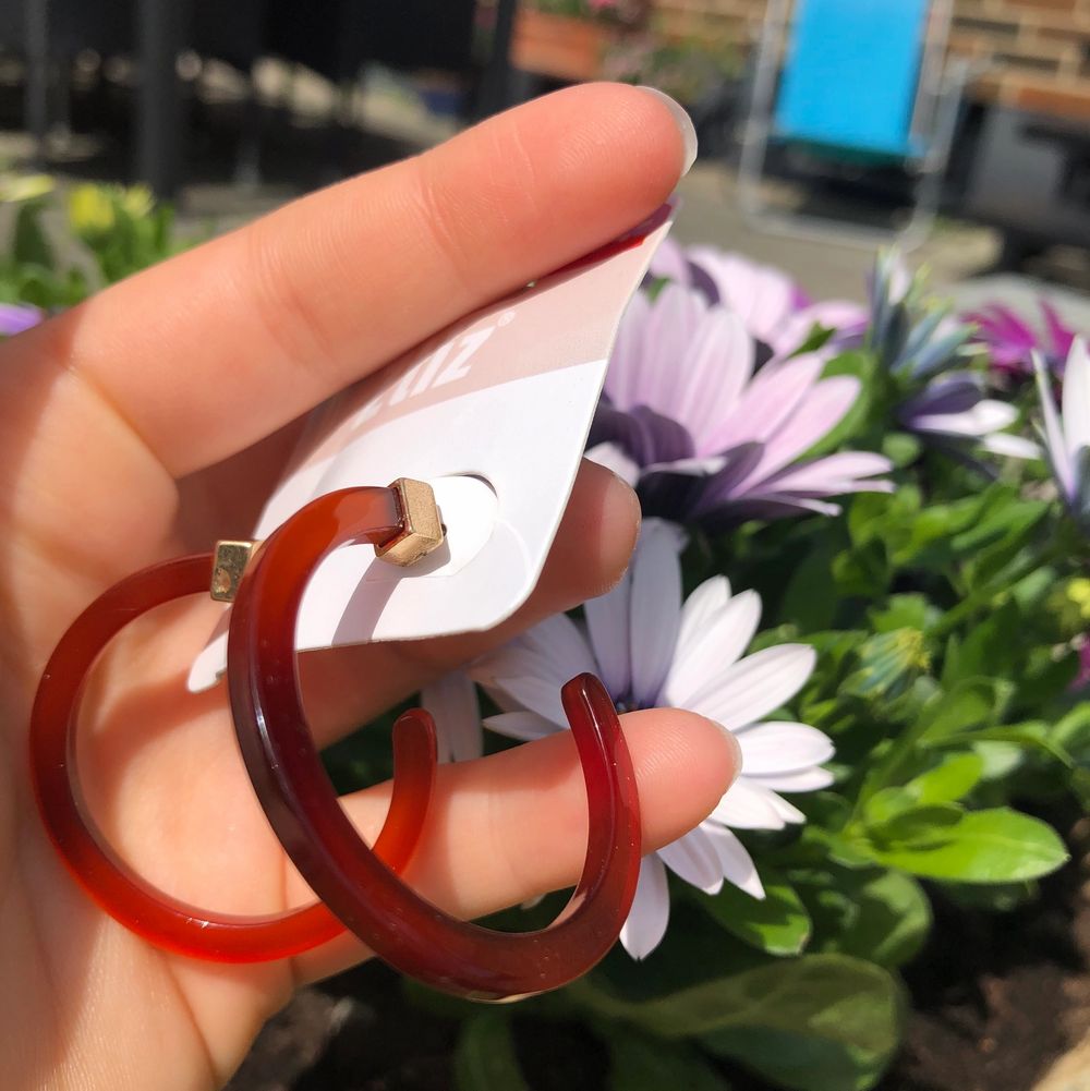 Bruna hoops örhängen med guld detaljer, helt nya!!🌟🌟 köparen står för frakten som är 12kr. Accessoarer.