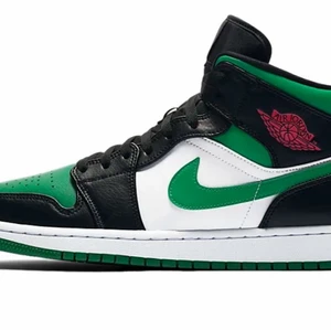 Jordan 1 Mid - Pine Green - Storlek 38. Använda ca 5 gånger så är iprincip i nyskick! Säljer då jag inte använder dom. Fraktpris tillkommer.