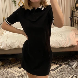 Mjukisklännkng monki - Den perfekta mjukisklänningen nu i sommar! Superskönt material och passar perfekt som mjukis på mig då den är 1-2 storlekar större än vad jag oftast har🖤 frakten blir 500g spårbart = 57