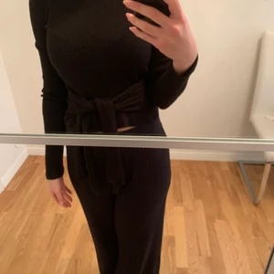 Stickad tunn tröja med knytning  - Stickad tröja med en knytning runt midjan. Köpt från zara. I väldigt bra skick. Använd endast ett fåtal gånger. 