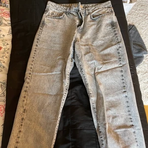 Ginatrico jeans - Säljer dessa mom jeans, i storleken 38, en gråspricklig färg. 100kr+frakten. Skriv privat om du har frågor😃