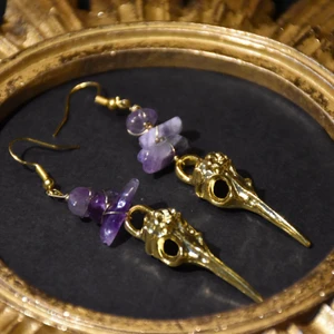 Örhängen skalle  - Äntligen finns de guldiga fågelskallarna inne! Dessa är med äkta ametist men det går att få vilken sten man vill via min etsy. Nickelfria krokar. 