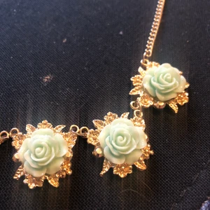 Halsband - Mintgröna blommor