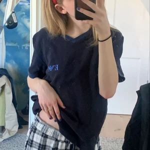 Snygg tshirt från Emporio Armani - Köpte den här tröjan på second hand sent förra sommaren, använd bara en gång🧞‍♂️Frakt tillkommer