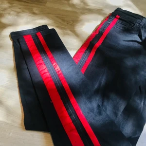 Jeans med röda stripes - Snygga svarta jeans med röda stripes. Från Chiquelle, säljs inte längre