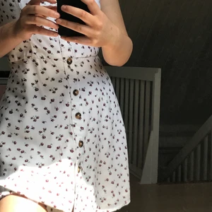 Klänning hollister - Fin sommarklänning från Hollister i strl XS. Pris 70kr +frakt💕
