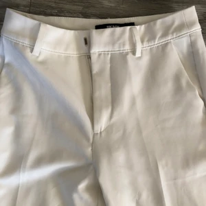 Vita kostymbyxor  - Kostymbyxa från bikbok. använda en gång. Riktigt bra passform, perfekt i längden och jag är 162. Sitter bra o man får fina former