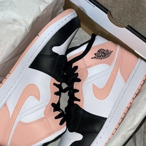 Air Jordan 1 mid - HELT NYA ALDRIG ANVÄNDA STRL 42. 26,5 cm inuti!!