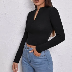 SHEIN tröja svart - Jättesnygg svart tröja från shein. Bra skick, aldrig använt då jag råkade beställa två stycken. Älskar den!