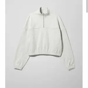 Halv zip hoodie fårn weekday sparsamt använd, köparen står för frakten och väljer leverans alternativ själv.