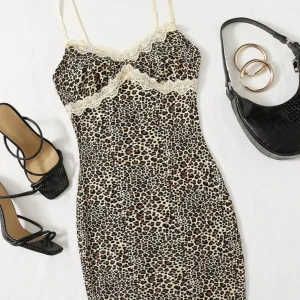 Klänning  - Tunn och skön klänning från shein i leopard mönster. Storlek xs men är väldigt stretchig så funkar i nästan alla storlekar. Säljer för 110 inklusive frakt💕