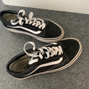 Vans skor med en högre sula - Fräscha Vans skor med lite högre sula, ej förstörda bara lite smutsiga. Passar till allt. Nypris: 849kr. Köparen står för frakten, fraktpriset oklart än så länge😊