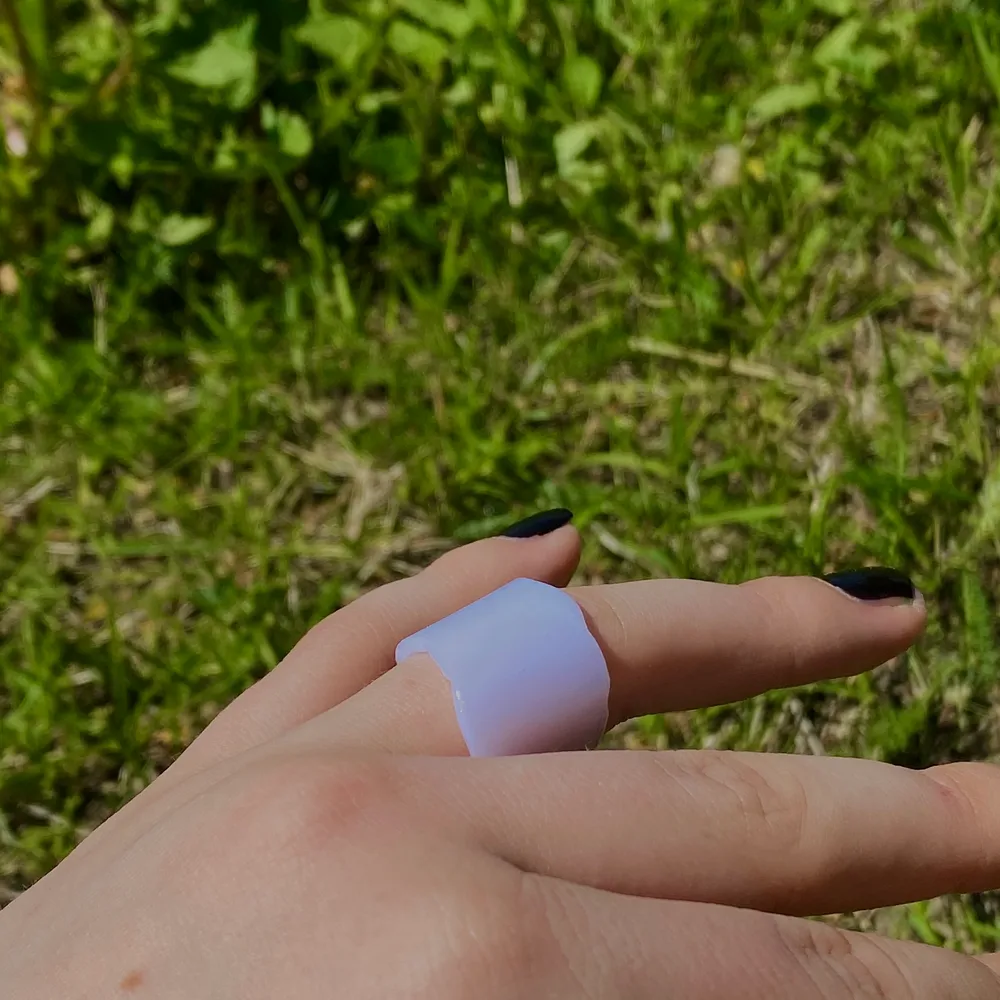 En jätte fin vit statement ring som passar till det mesta, kan matcha med både silver och guld men också andra ferger, ringen är hemmagjord🤍. Övrigt.