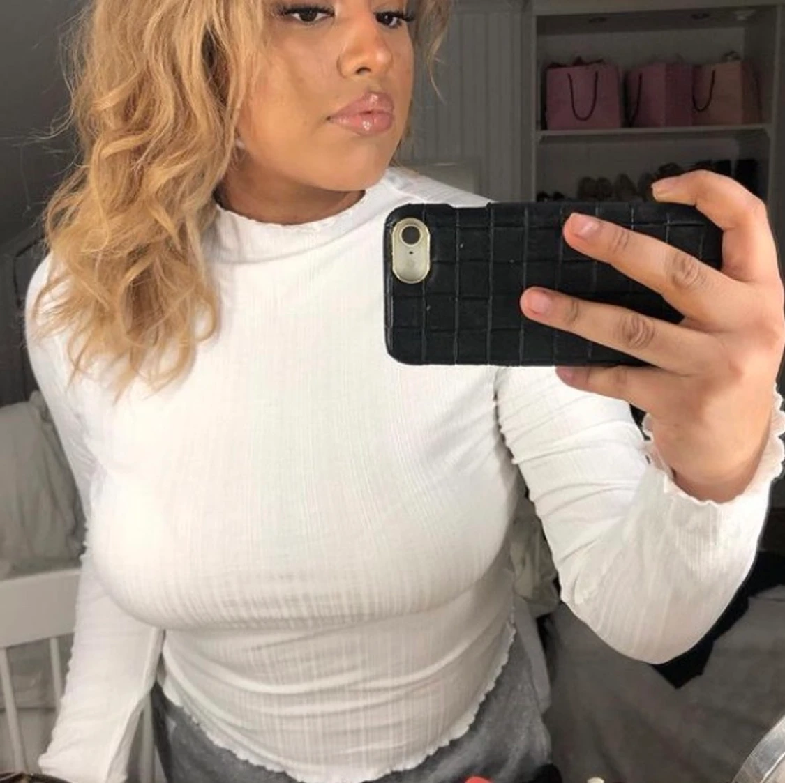 Vit tröja med hög krage