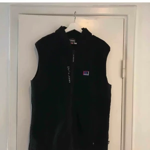 Väst - Säljer min helly hansen x sweet sktbs väst i teddy material. Storleken är xl men sitter som M! 