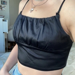 Liten satintopp - Säljer min lilla satintopp! Superfin men kommer så sällan till användning för mig😭 frakt tillkommer!