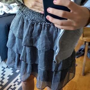 Säljer denna suuupersöta och fina kjol!! Endast provad då den är för stor för mig❤️🌟 Slutsåld i denna storlek på hemsidan!!🌟 köparen står för frakt🌟 inga buda bara det du kan tänka dig betala!!!🥳