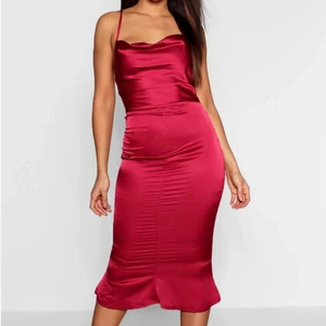 Satin klänning - Säljer klänningen då jag ej har användning utav den,köpt för 600kr, aldrig använts och prislapp tillkommer! :)