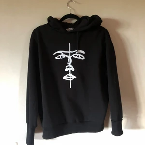 Hoodie med tryck - Huvtröja med tryck från NA-KD, använd en gång.