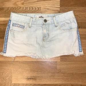 Lågmidjad kjol - Lågmidjad, väldigt kort kjol från hollister.