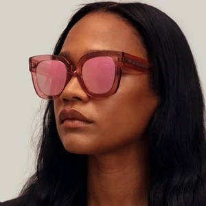 Chimi glasögon #008 - Säljer mina rosa chimi glasögon #008 men mörkt gals 💗 Inga repor och fodral ingår 