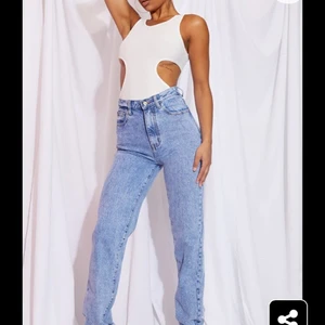 Plt Jeans - Jeans från prettylittlething, aldrig använda med prislapp på, då jag beställde två olika storlekar ifall en inte passade. Det är storlek UK 8, vilket blir 36. Längden är som på bilden för mig som är 164 cm.