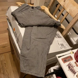 Byxor - Väldigt bra skick. Väldigt bra till sommaren. Jag är 165cm och byxor når fotled. 