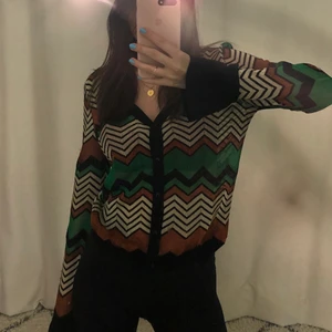 Missoni kofta second female  - Superfin missoni mönstrad kofta från second Female. Använd 1 gång. Glittrig och lite trumpetarmar längst ut. Storlek S. V-ringad med knappar🌸🌟